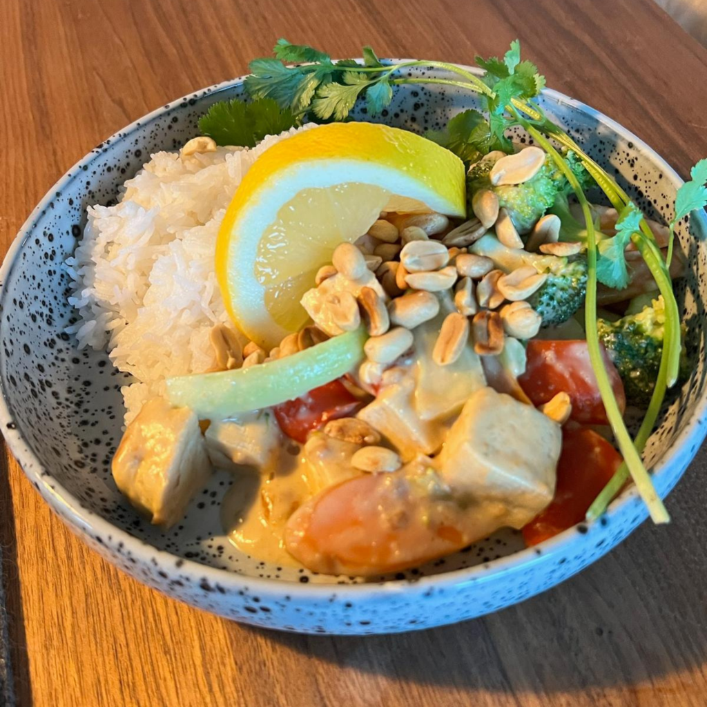 Vedafood Kochkurs: Veganes Erdnusscurry mit Tofu